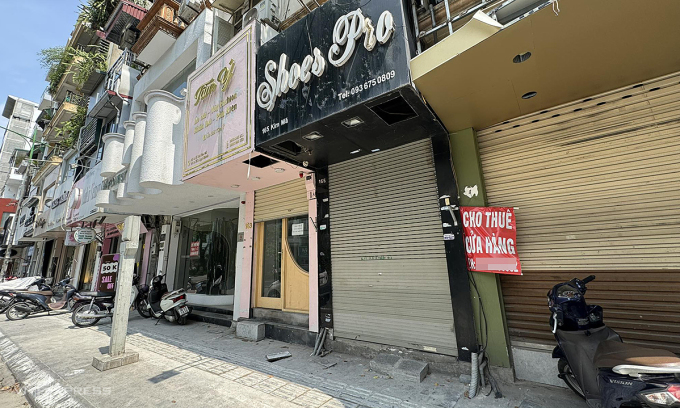 Hanoi, HCMC downtown shops struggle to get tenants as e-commerce booms