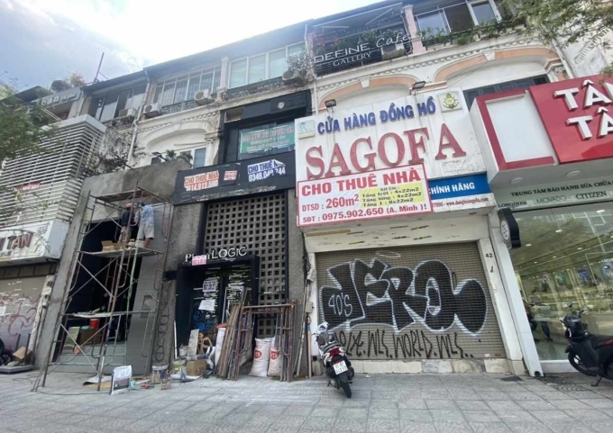 For lease signs are seen on many shophouses in Ho Chi Minh City. Photo by VnExpress/Tran Mai