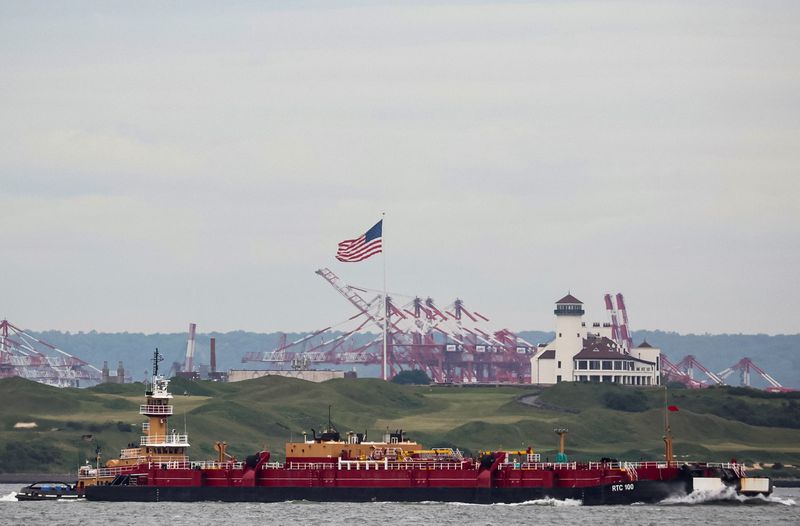 © Reuters. FILE PHOTO: A tug boat pushes an oil barge through New York Harbor in New York City, U.S., May 24, 2022.  REUTERS/Brendan McDermid/File Photo