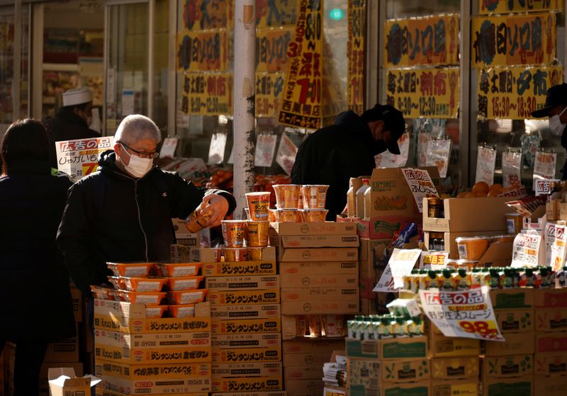 © Reuters. Shoppers check foods at a supermarket in Tokyo, Japan January 10, 2023. REUTERS/Issei Kato/Files