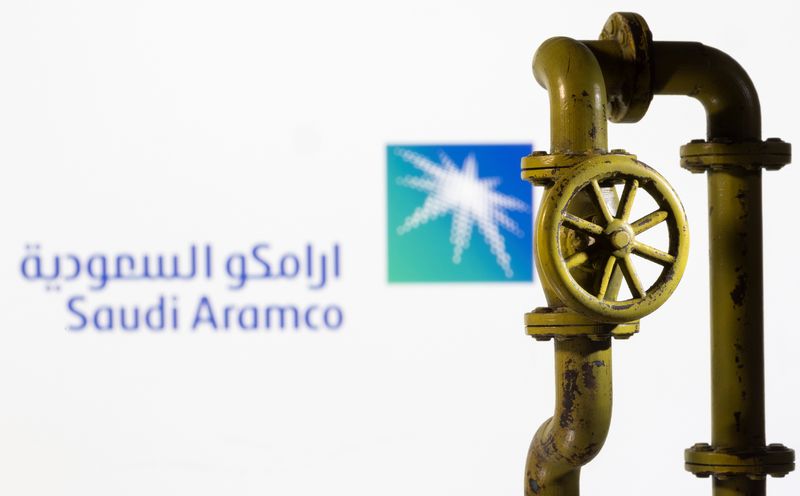 © Reuters. FILE PHOTO: A 3D printed natural gas pipeline is placed in front of displayed Saudi Aramco logo in this illustration taken February 8, 2022. REUTERS/Dado Ruvic/Illustration/File Photo