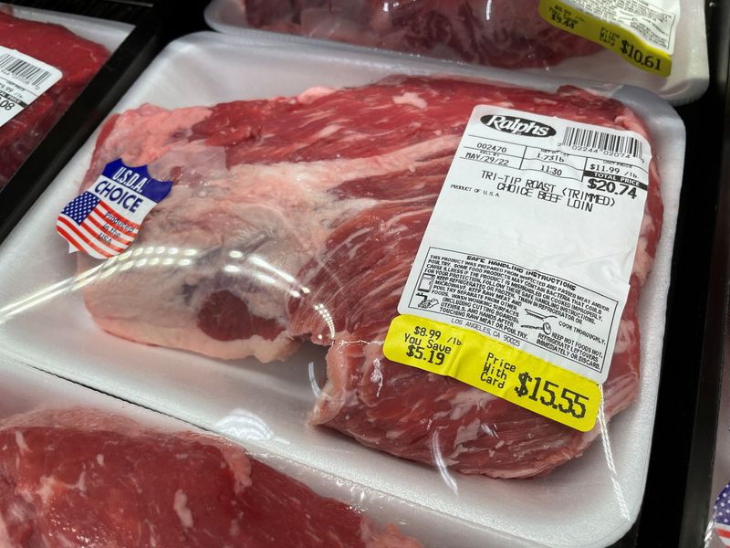 © Reuters. FILE PHOTO: Beef is seen in a supermarket in Los Angeles, California, U.S. May 27, 2022. REUTERS/Lucy Nicholson/File Photo