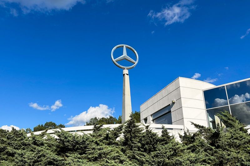 © Reuters. A view shows the exterior of the Mercedes automotive plant, where workers are voting on whether to join the United Auto Workers (UAW) union, in Vance, Alabama, U.S., May 15, 2024.     REUTERS/Nora Eckert