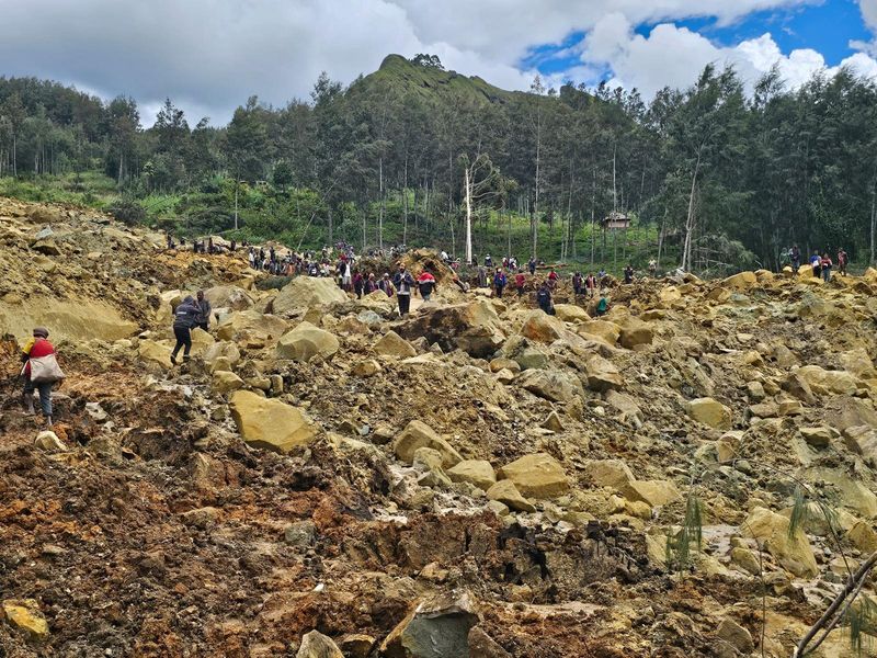 © Reuters. View of the damage after a landslide in Maip Mulitaka, Enga province, Papua New Guinea May 24, 2024 in this obtained image. Emmanuel Eralia via REUTERS THIS IMAGE HAS BEEN SUPPLIED BY A THIRD PARTY. MANDATORY CREDIT. NO RESALES. NO ARCHIVES.?