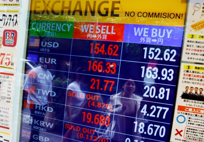 © Reuters. People are reflected on an electric screen displaying Japanese Yen exchange rates against the U.S. dollar and other foreign currencies, at a currency exchange shop in Tokyo, Japan April 26, 2024. REUTERS/Issei Kato/File Photo