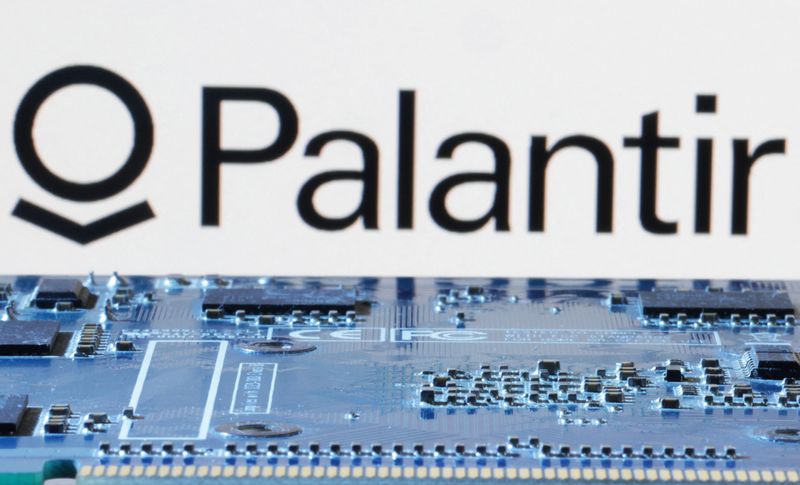 © Reuters. Palantir logo is seen near computer motherboard in this illustration taken January 8, 2024. REUTERS/Dado Ruvic/Illustration/File Photo