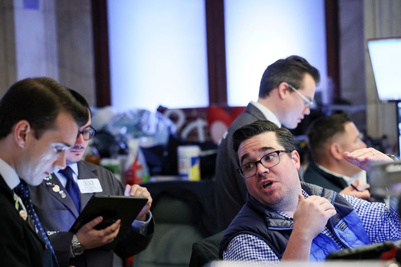 © Reuters. Traders work on the floor at the New York Stock Exchange (NYSE) in New York City, U.S., April 29, 2024.  REUTERS/Brendan McDermid/File Photo