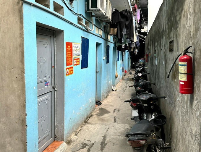 A boarding house offering 20 rooms for rent in an alley in Hanois Nam Tu Liem District. Photo by VnExpress/Ngoc Diem