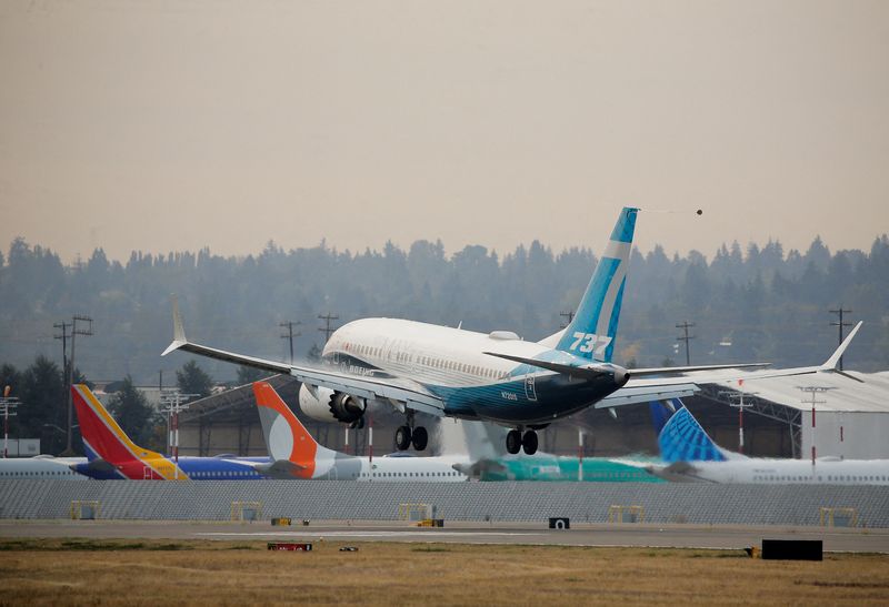 © Reuters. FILE PHOTO: A Boeing 737 MAX 7 aircraft piloted by Federal Aviation Administration (FAA) Chief Steve Dickson lands during an evaluation flight at Boeing Field in Seattle, Washington, U.S. September 30, 2020. REUTERS/Lindsey Wasson/File Photo