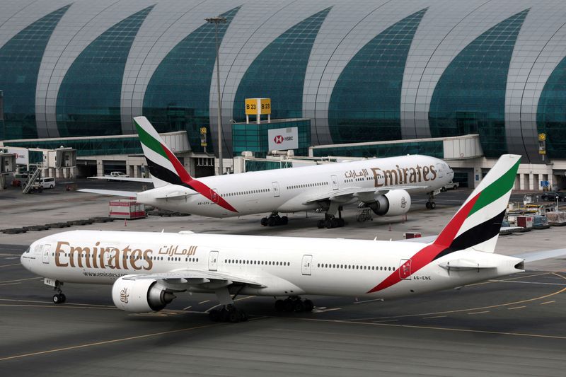 © Reuters. FILE PHOTO: Emirates Airline Boeing 777-300ER planes are seen at Dubai International Airport in the United Arab Emirates February 15, 2019. REUTERS/Christopher Pike/File Photo