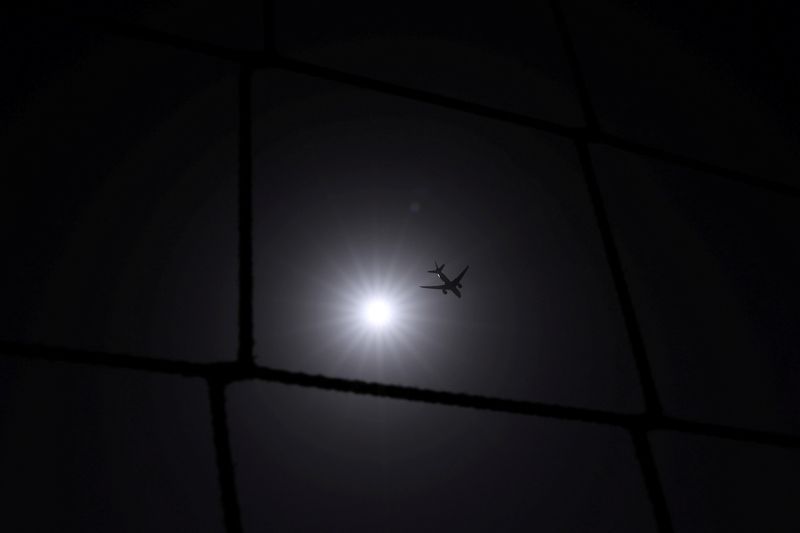 © Reuters. FLE PHOTO: A Qatar Airways plane flies over Dubai, United Arab Emirates, August 20, 2023. REUTERS/Amr Alfiky/File Photo