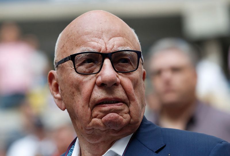 © Reuters. FILE PHOTO: Tennis - US Open - Mens  Final - New York, U.S. - September 10, 2017 - Rupert Murdoch, Chairman of Fox News Channel stands before Rafael Nadal of Spain plays against Kevin Anderson of South Africa.  REUTERS/Mike Segar/File Photo