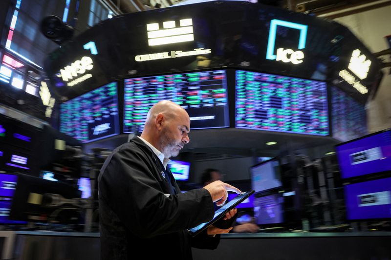 © Reuters. A trader works on the floor at the New York Stock Exchange (NYSE) in New York City, U.S., July 3, 2024.  REUTERS/Brendan McDermid