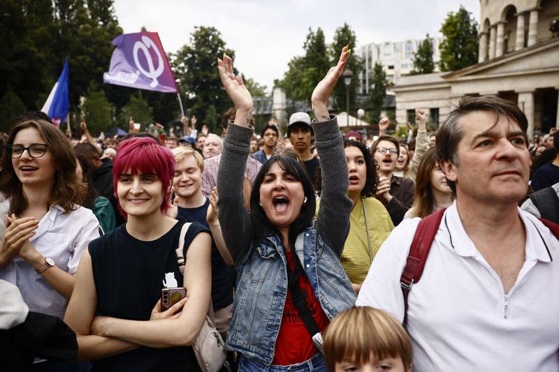 © Reuters. Supporters of French far-left opposition party La France Insoumise (France Unbowed - LFI) gather at Place Stalingrad before partial results in the second round of the early French parliamentary elections in Paris, France, July 7, 2024. REUTERS/Yara Nardi