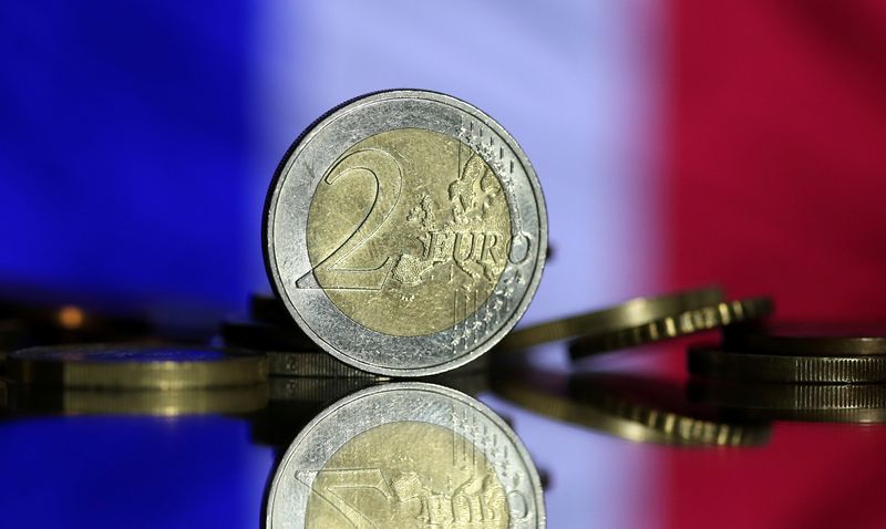 © Reuters. Euro coins are seen in front of displayed France flag in this picture illustration taken May 7, 2017. REUTERS/Dado Ruvic/Illustration/File photo