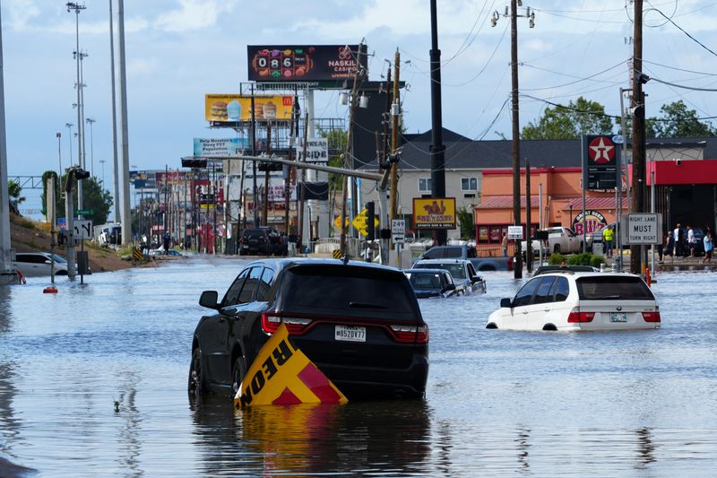 © Reuters. Cars are submerged in flood waters after Hurricane Beryl passed in Houston, Texas, U.S. July 8, 2024. REUTERS/Rich Matthews