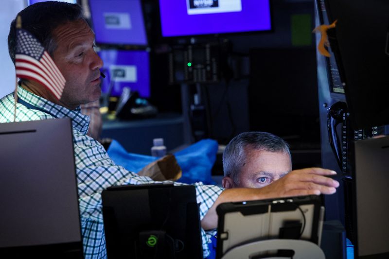 © Reuters. Traders work on the floor at the New York Stock Exchange (NYSE) in New York City, U.S., July 3, 2024.  REUTERS/Brendan McDermid/File photo