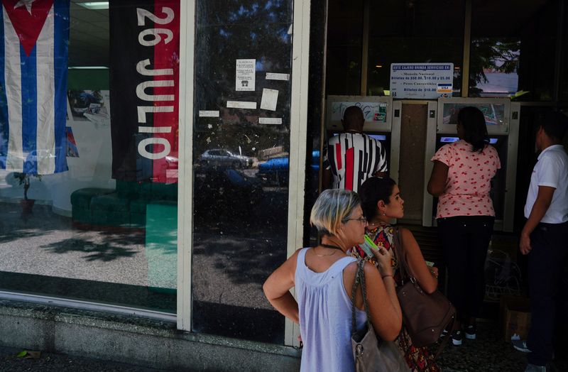 © Reuters. File photo: People line up to withdraw cash from an automated teller machine (ATM) outside a bank in Havana, Cuba, August 3, 2023. REUTERS/Alexandre Meneghini/File photo