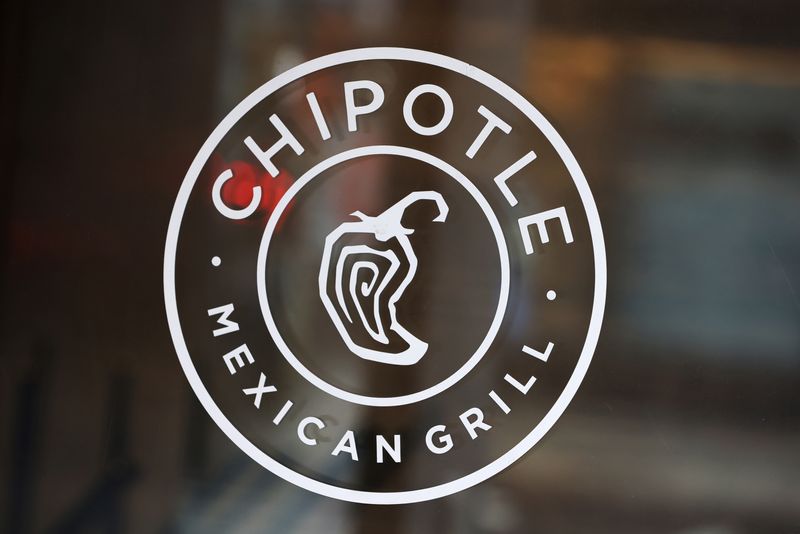 © Reuters. FILE PHOTO: The logo of Chipotle is seen on one of their restaurants in Manhattan, New York City, U.S., February 7, 2022. REUTERS/Andrew Kelly/File Photo