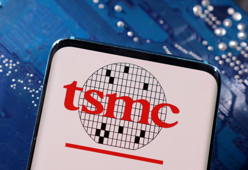 © Reuters. FILE PHOTO: A smartphone with a displayed TSMC (Taiwan Semiconductor Manufacturing Company)  logo is placed on a computer motherboard in this illustration taken March 6, 2023. REUTERS/Dado Ruvic/Illustration/File Photo