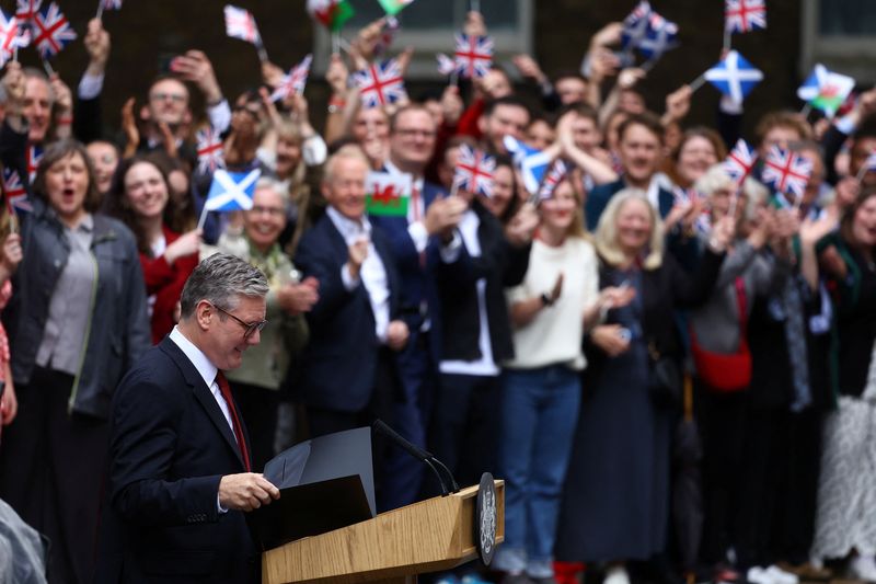 © Reuters. FILE PHOTO: British Prime Minister Keir Starmer delivers his speech outside Downing Street 10, following the results of the election, in London, Britain, July 5, 2024. REUTERS/Hannah McKay/File photo