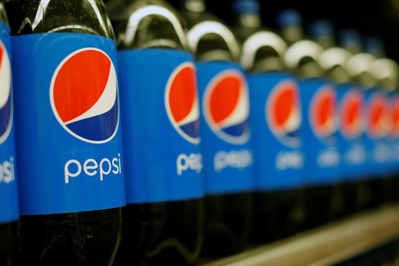 © Reuters. Bottles of Pepsi are pictured at a grocery store in Pasadena, California, U.S., July 11, 2017.   REUTERS/Mario Anzuoni/File photo