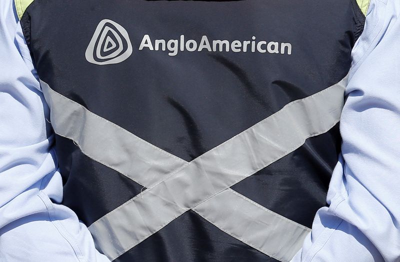 © Reuters. FILE PHOTO: Logo of Anglo American is seen on a jacket of an employee of the Los Bronces copper mine, in the outskirts of Santiago, Chile March 14, 2019. REUTERS/Rodrigo Garrido/File Photo