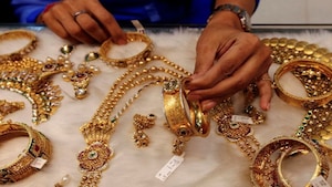 A woman looks at a gold bangle inside a jewellery showroom at a market in Mumbai January 15, 2015. REUTERS.A woman looks at a gold bangle inside a jewellery showroom at a market in Mumbai January 15, 2015. REUTERS.