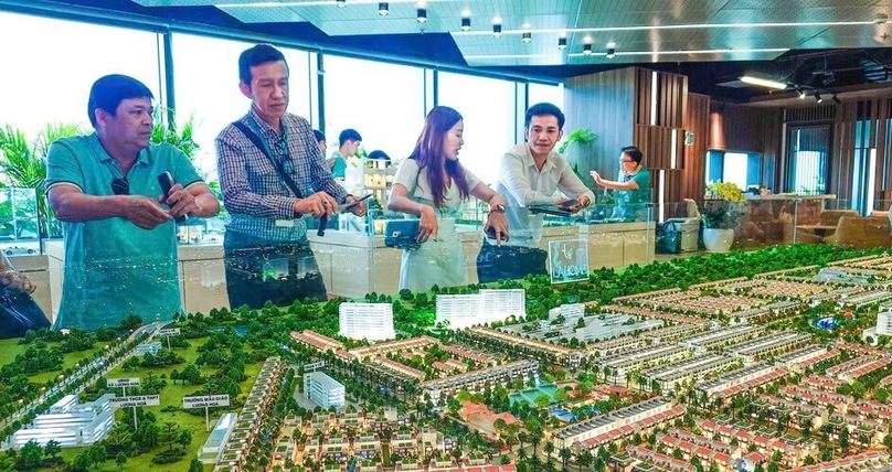 Prospective customers study a large model of the LA Home project at The Hallmark building in Ho Chi Minh City. Photo by The Investor/Vu Pham.