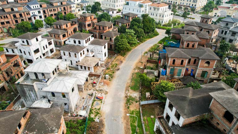 The Nam An Khanh Urban Area in Hoai Duc district, Hanoi has numerous abandoned villas 15 years on. Photo by The Investor/Trong Hieu.