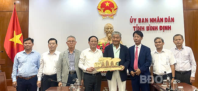 Chairman of Binh Dinh province Pham Anh Tuan (fourth, left) presents a gift to the RAMID Hotel & Resort delegation. Photo courtesy of Binh Dinh newspaper.