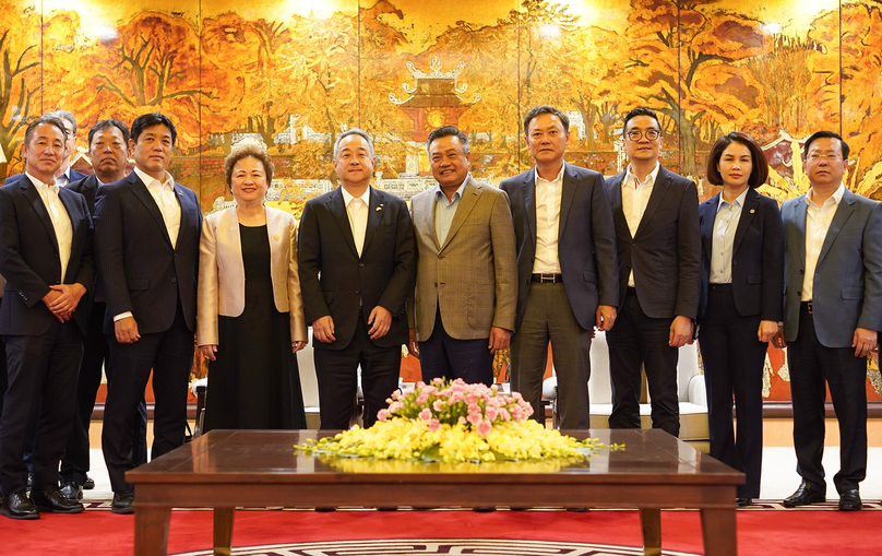 BRG chairwoman Nguyen Thi Nga (front, third, left), CEO of Japan’s Sumitomo Corporation Shingo Ueno (fourth, left), Hanoi Chairman Tran Sy Thanh (fifth, left) at a meeting in Hanoi on October 9, 2024. Photo courtesy of Hanoi Moi (New Hanoi) newspaper.