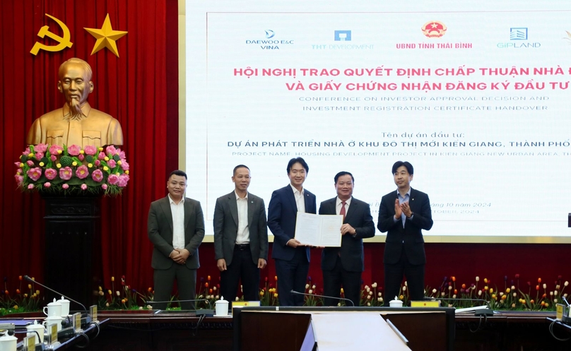 Thai Binh Chairman Nguyen Khac Than (right, second) grants an investment registration certificate to a four-member consortium for a new urban area in the northern province, October 10, 2024. Photo courtesy of Thai Binh news portal.