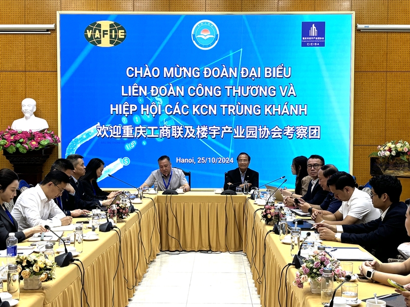 The Vietnam’s Association of Foreign Invested Enterprises meets with an industry-trade delegation from China’s Chongqing industry-trade delegation in Hanoi on October 25, 2024. Photo by The Investor.