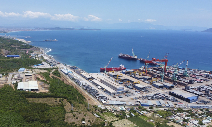  Hyundai Vietnam Shipyard in the southern area of Van Phong economic zone. Photo courtesy of Khanh Hoa newspaper.