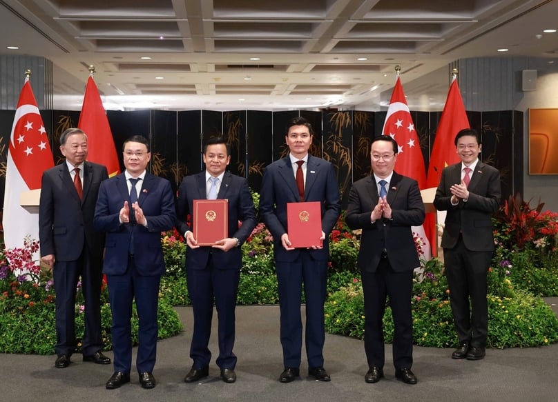 Sembcorp and VSIP executives receive documents for VSIP Nghe An III in Singapore, on March 12, 2025. Photo courtesy of Nghe An newspaper.